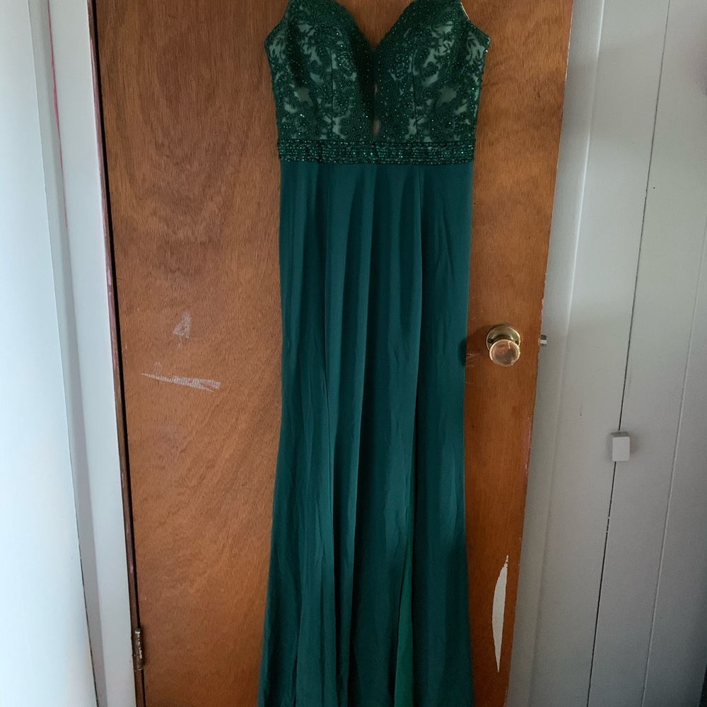 Green dress in great condition. Worn once. Size 2 - Picture 2 of 6